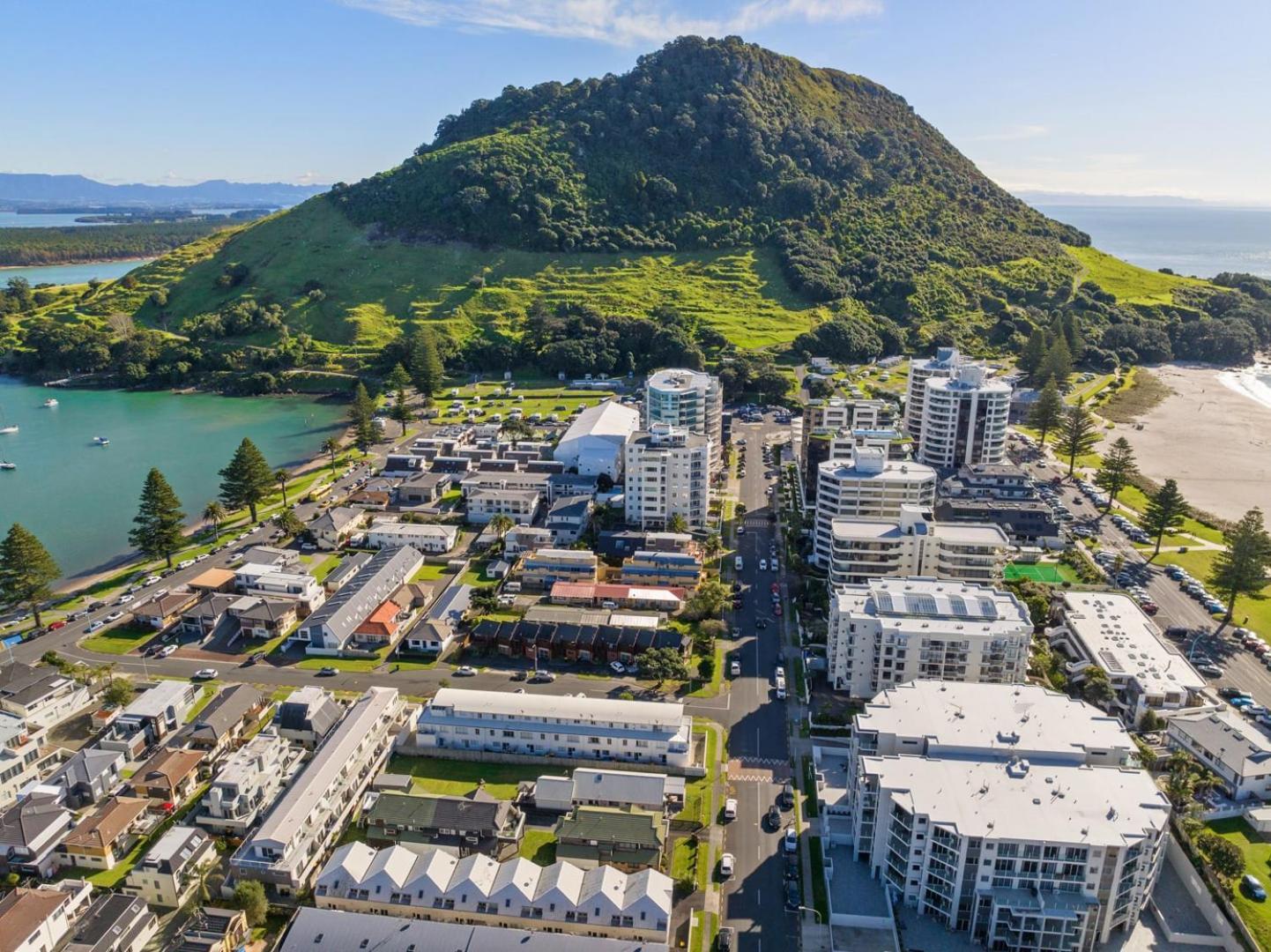 The Iconic Kiwi Bach, Full Site Downtown Mount Villa เมาท์มองานุย ภายนอก รูปภาพ